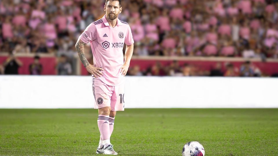 Messi standing over a free kick in pink at Red Bull Arena