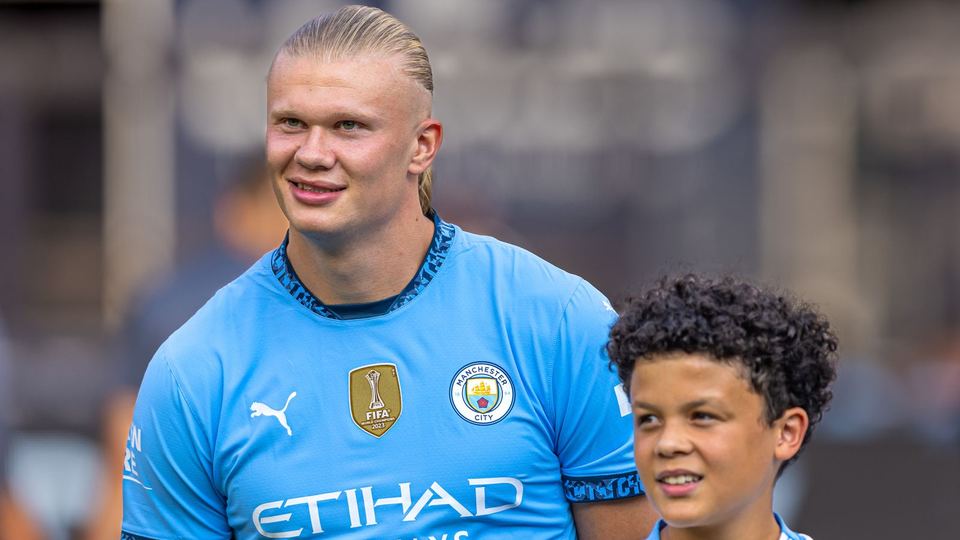 Erling Haaland with a young mascot before kickoff